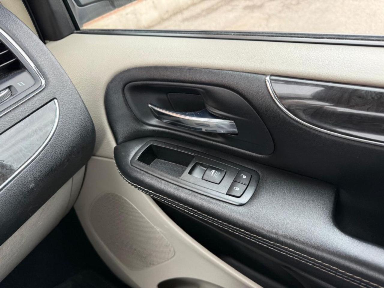 2015 Chrysler Town & Country TOURING-L | ONE OWNER | NAVI | BACK UP CAM | POWER SLIDING DOOR & POWER TRUNK | - Photo #32