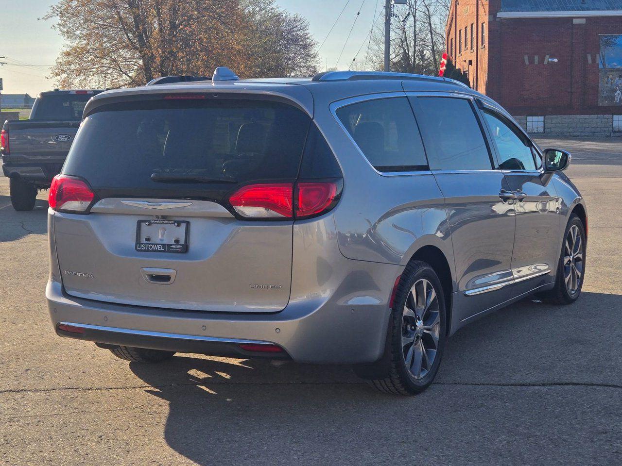 2017 Chrysler Pacifica Limited - Photo #5