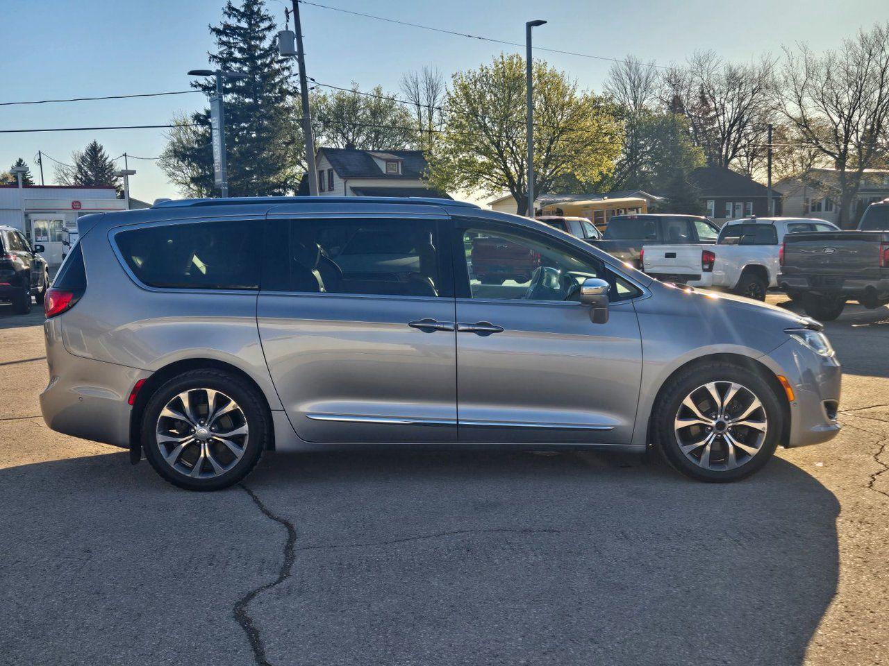 2017 Chrysler Pacifica Limited - Photo #4