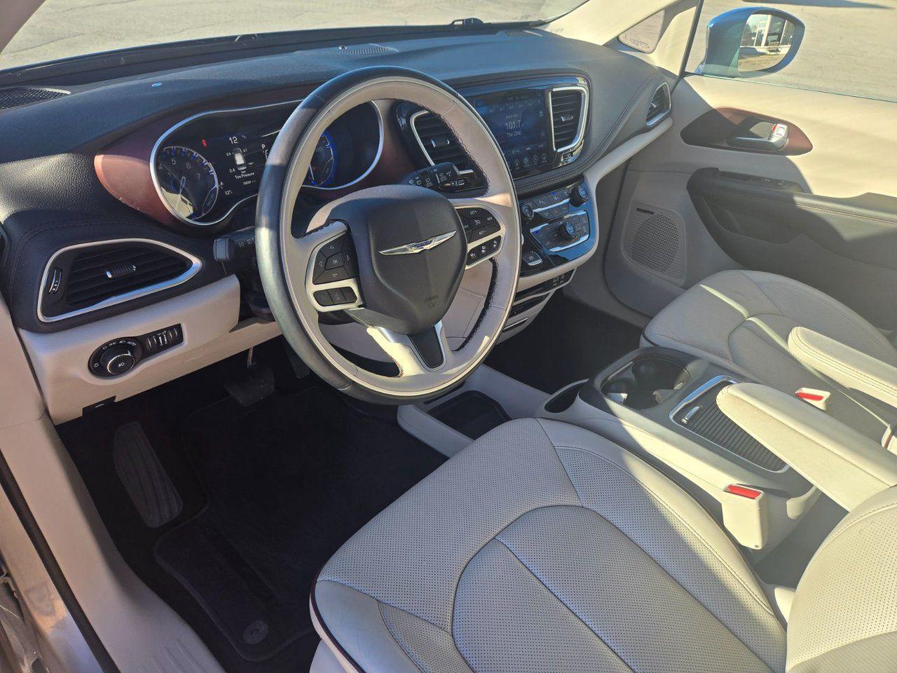 2017 Chrysler Pacifica Limited - Photo #11