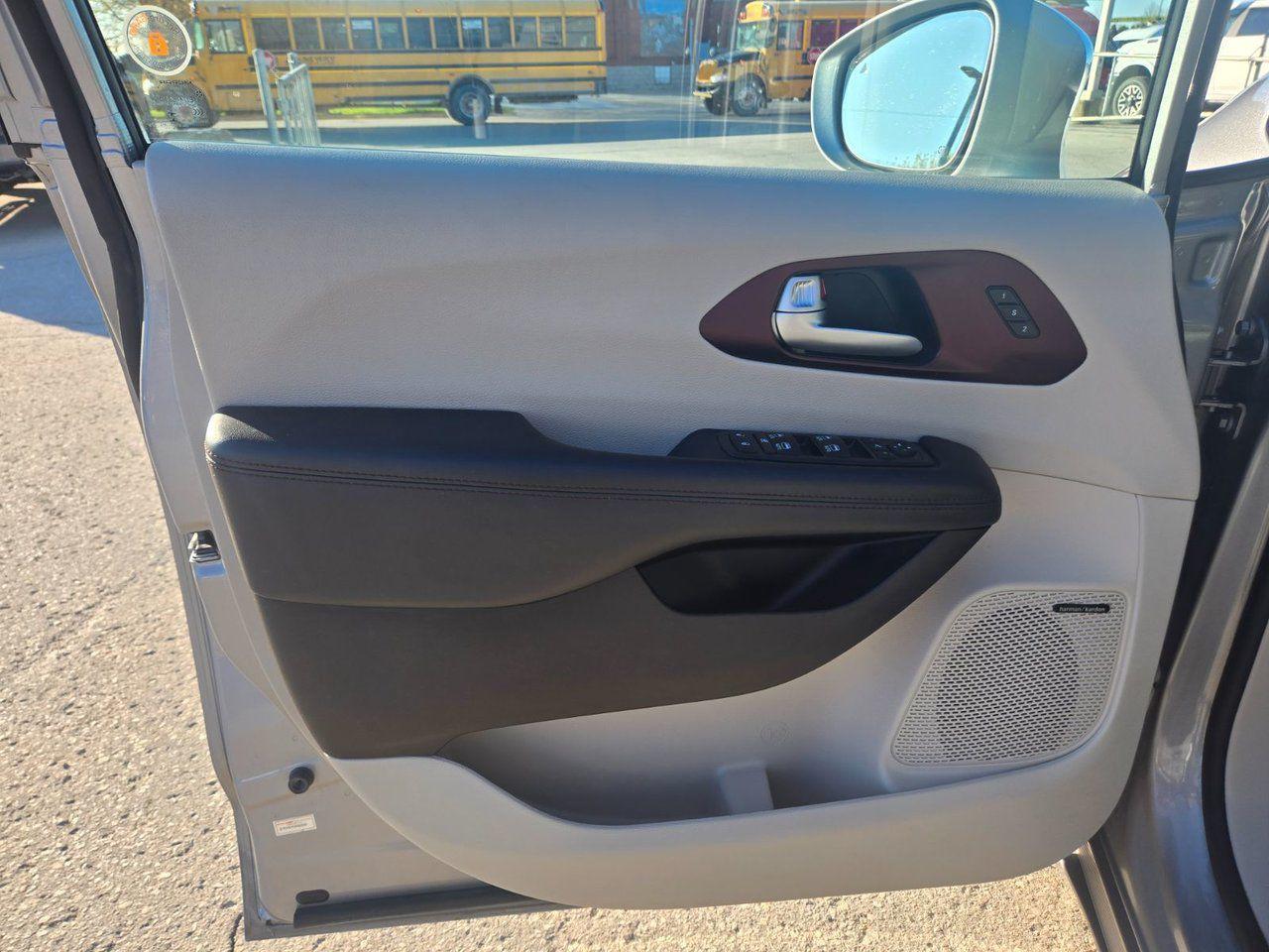 2017 Chrysler Pacifica Limited - Photo #25