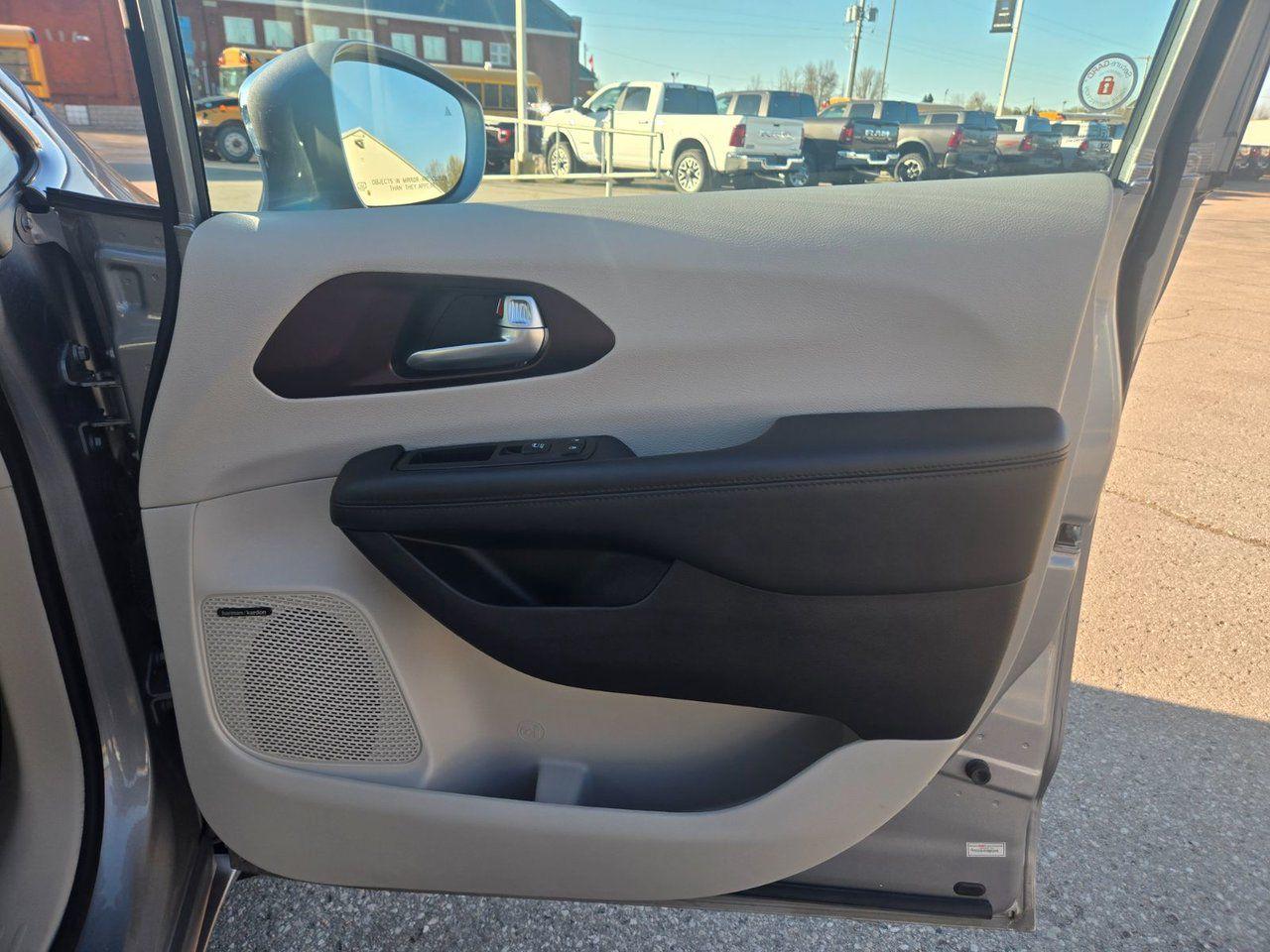 2017 Chrysler Pacifica Limited - Photo #26