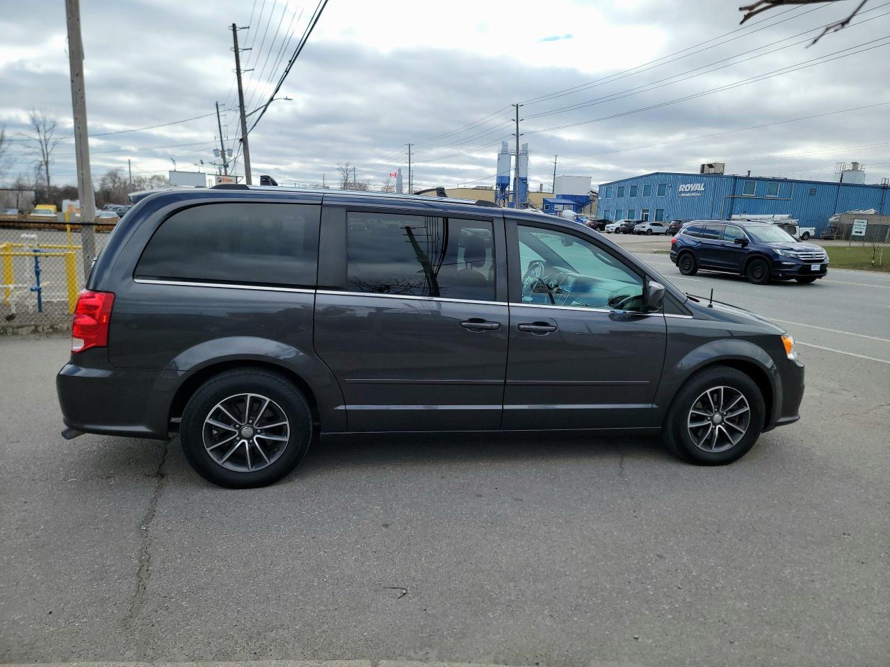 2016 Dodge Grand Caravan SXT Premium Plus - Photo #4