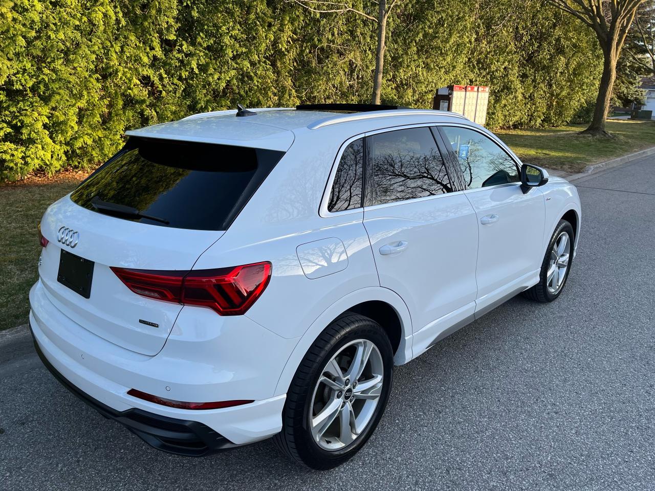2021 Audi Q3 Progressiv 45 TFSI quattro S-LINE-1 LOCAL FEMALE OWNER!! Photo2
