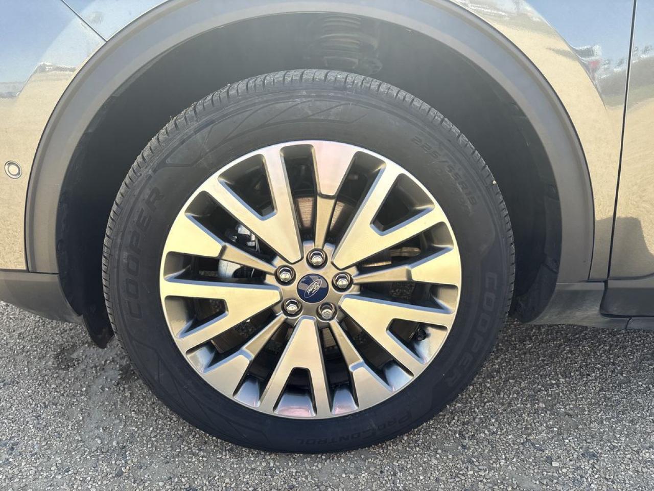2020 Ford Escape Titanium Hybrid Photo2
