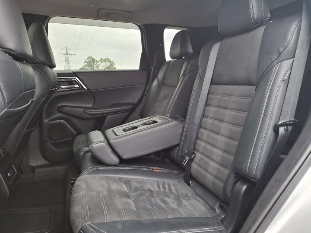 2024 Mitsubishi Outlander Plug-In Hybrid LE PHEV |Pano Roof | Leather | 7 Pass | Heated Seats + Steering | Adaptive Cruise |  & More! Photo