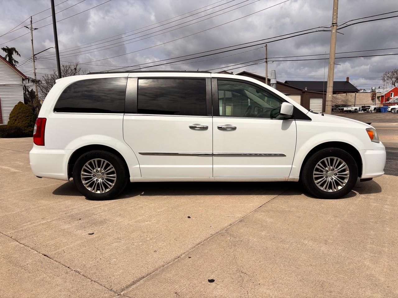 2014 Chrysler Town & Country TOURING