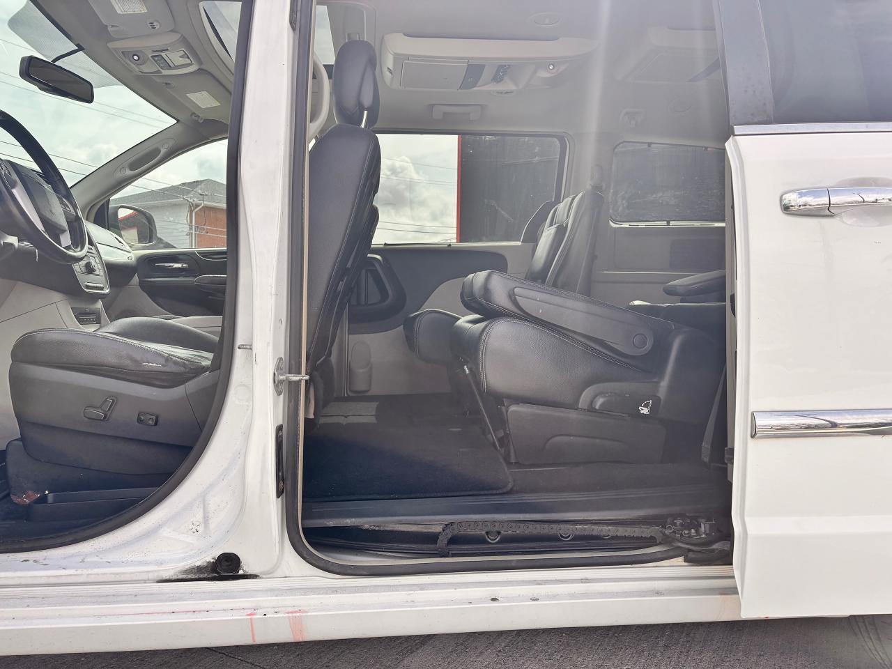 2014 Chrysler Town & Country TOURING