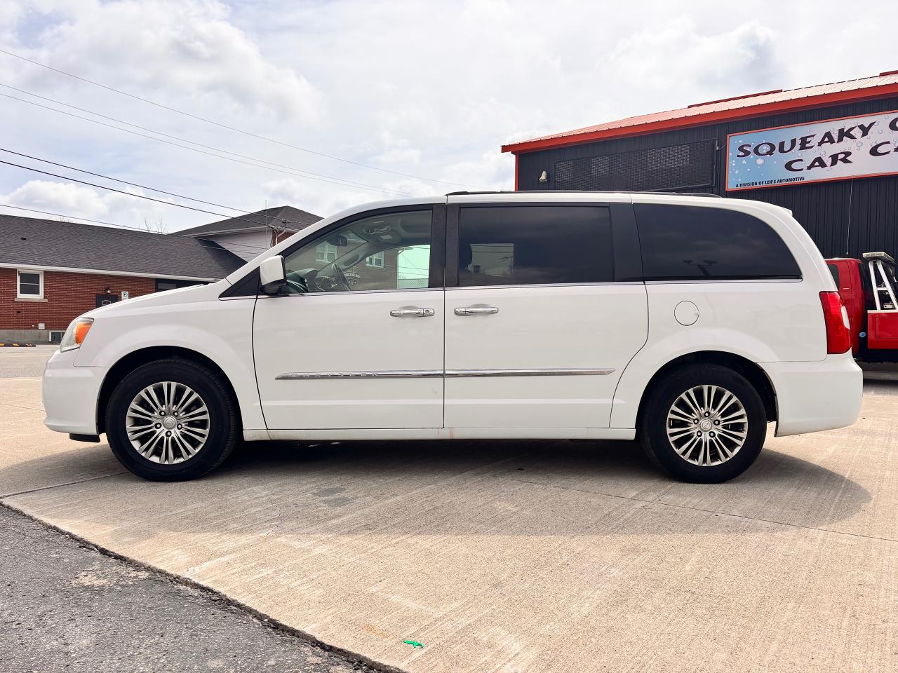 2014 Chrysler Town & Country TOURING