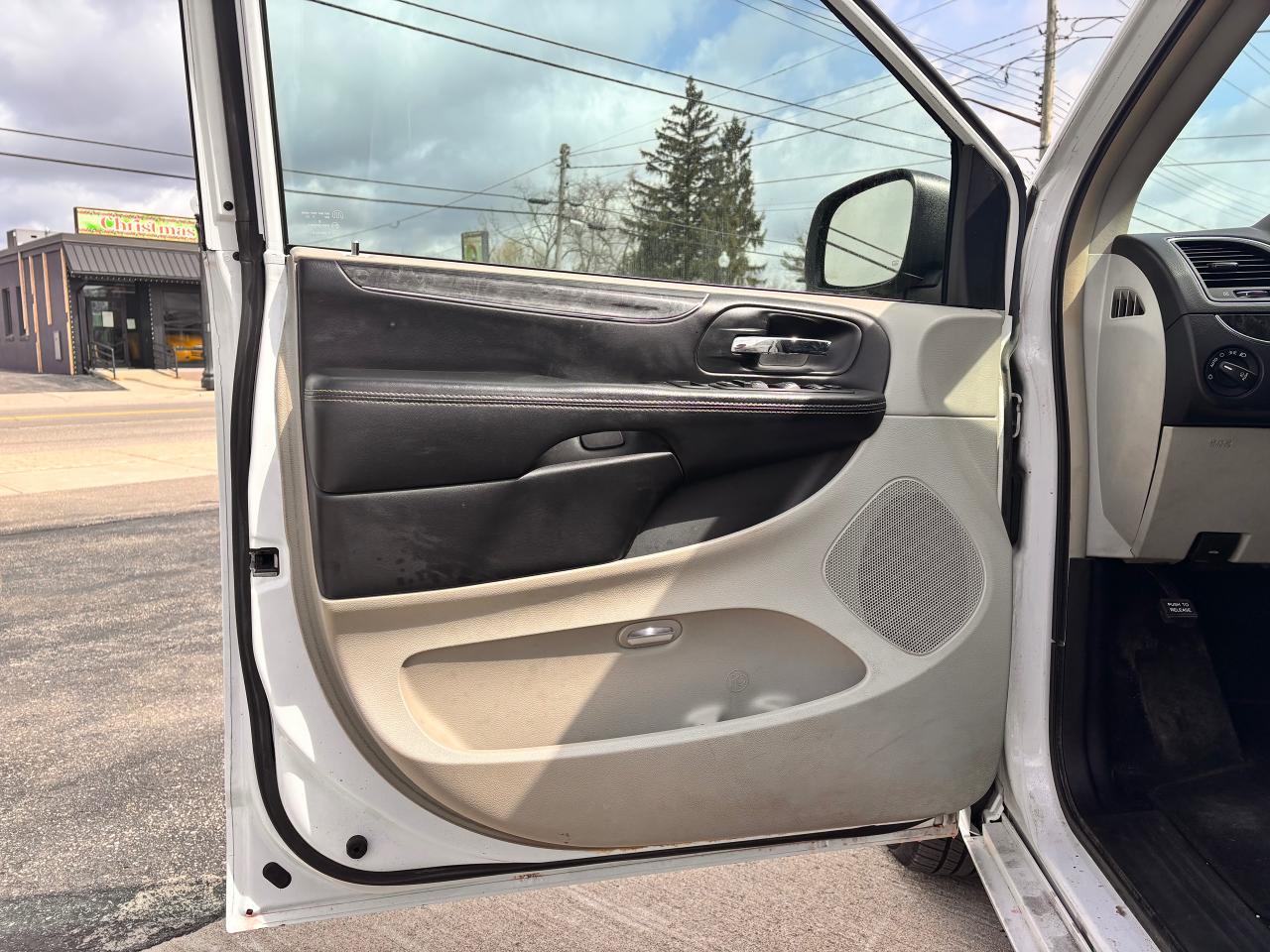 2014 Chrysler Town & Country TOURING