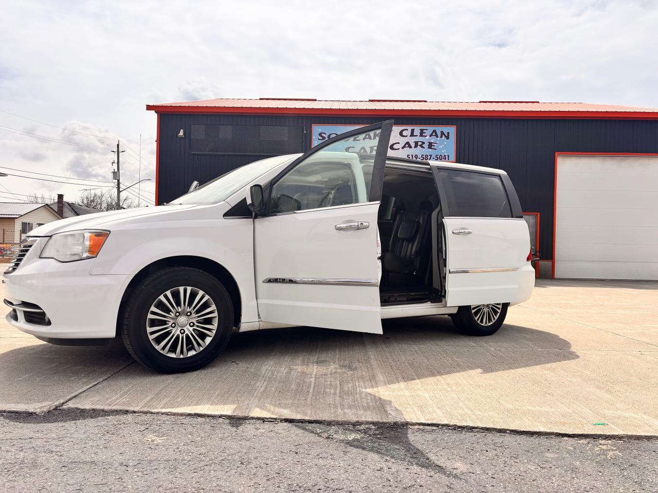 2014 Chrysler Town & Country TOURING