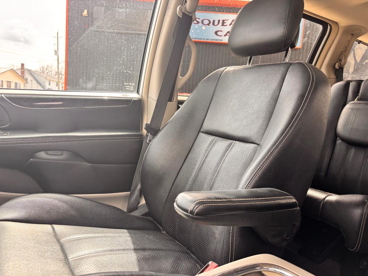 2014 Chrysler Town & Country TOURING