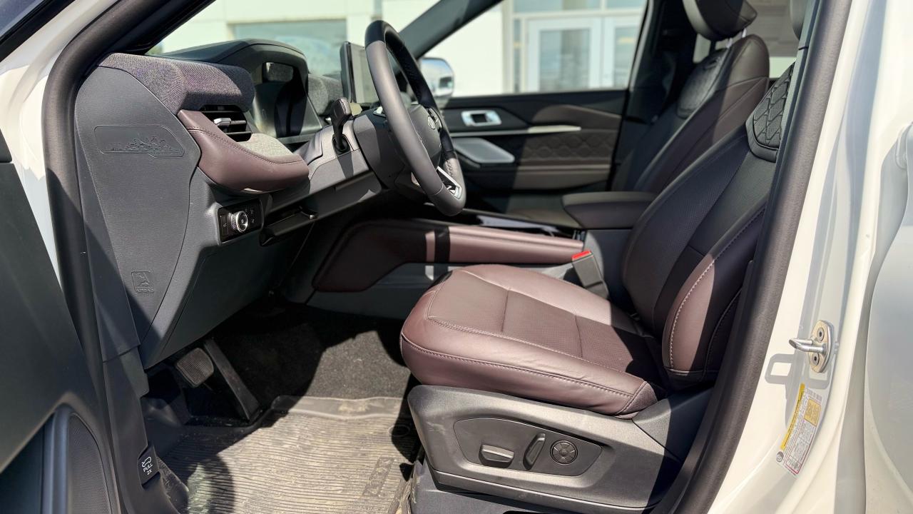 2025 Ford Explorer Platinum Photo4