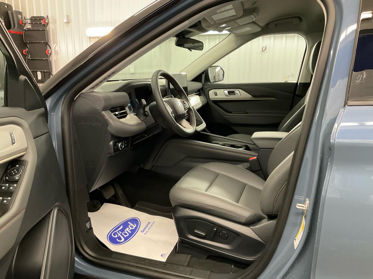 2025 Ford Explorer ACTIVE Photo5