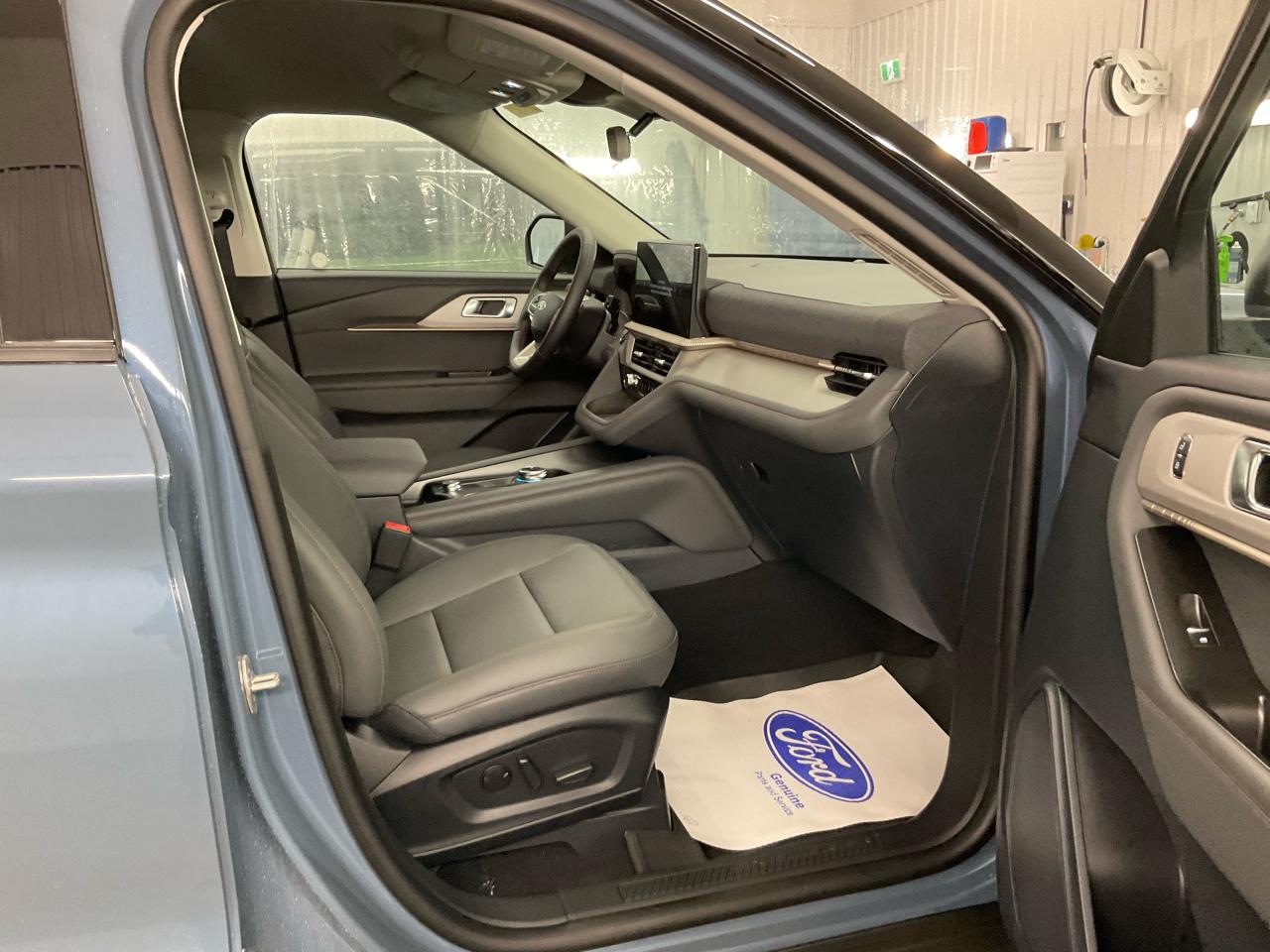 2025 Ford Explorer ACTIVE Photo5