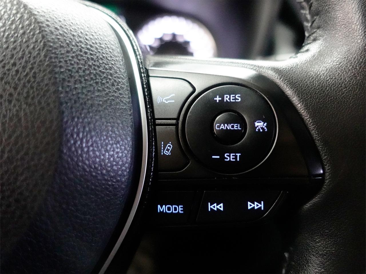 2021 Toyota RAV4 XLE | AWD | Sunroof | Heated Seats | BSM | CarPlay