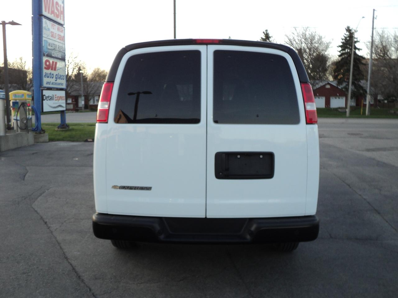 2023 Chevrolet Express LS 3500 RWD 6.6L8cylGas 12 Passenger BackUpCam - Photo #5