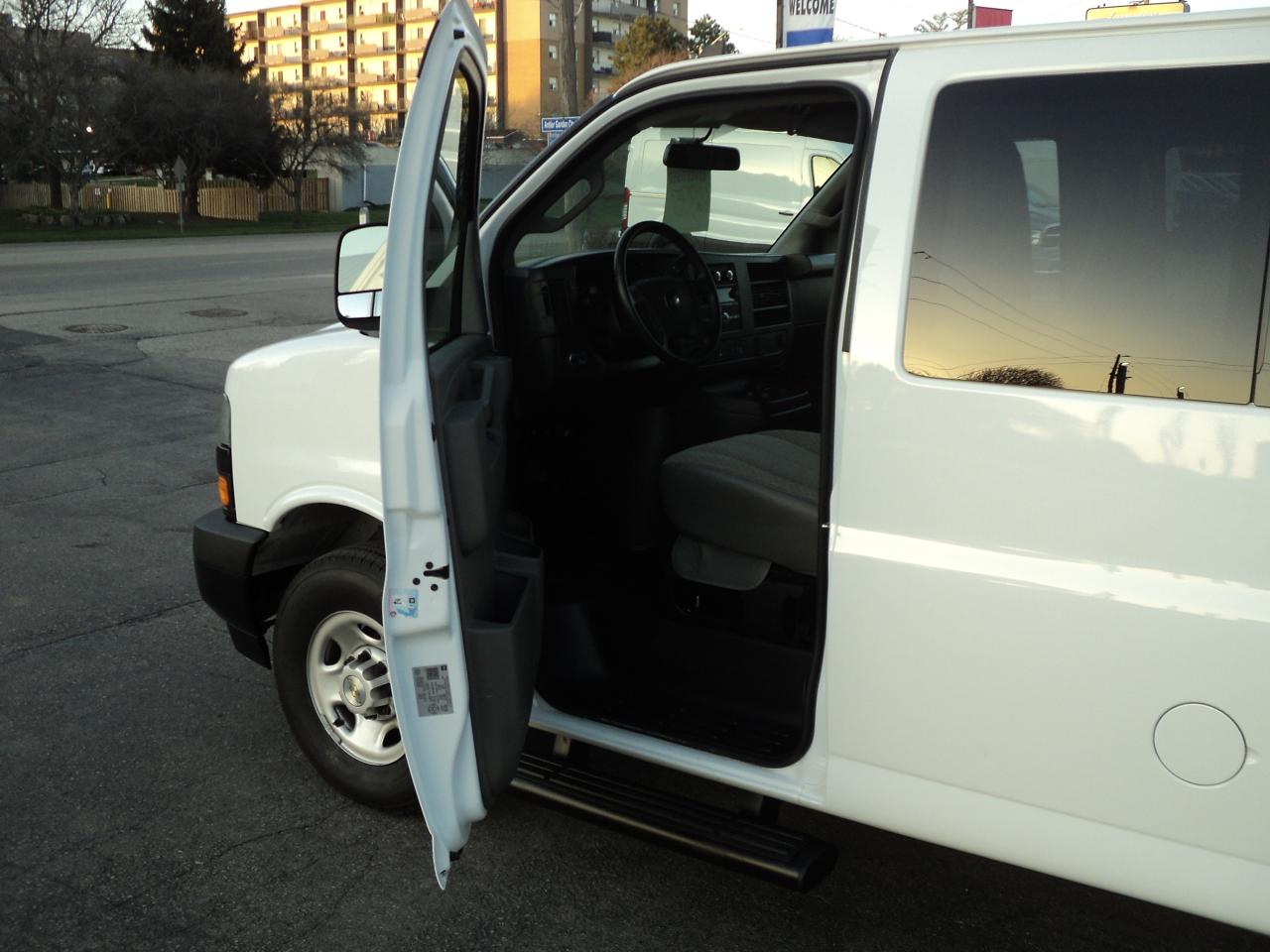 2023 Chevrolet Express LS 3500 RWD 6.6L8cylGas 12 Passenger BackUpCam - Photo #7