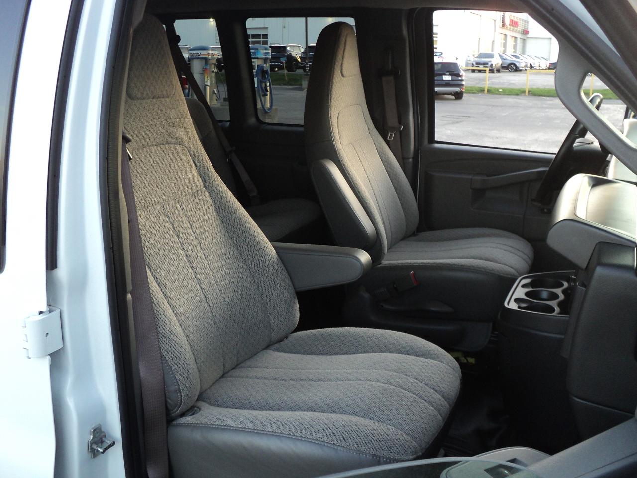 2023 Chevrolet Express LS 3500 RWD 6.6L8cylGas 12 Passenger BackUpCam - Photo #10