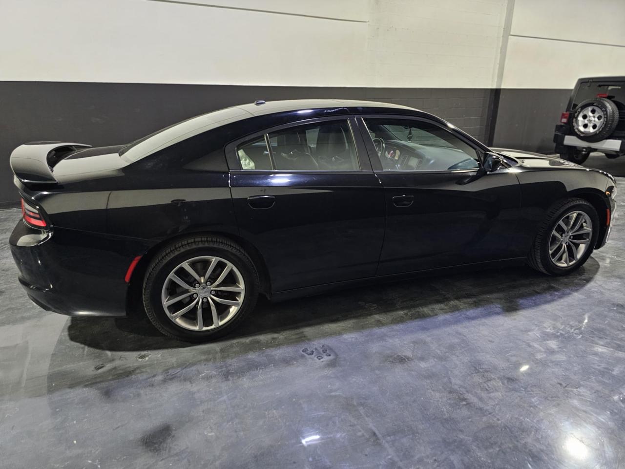 2015 Dodge Charger 4dr Sdn SXT RWD - Photo #4