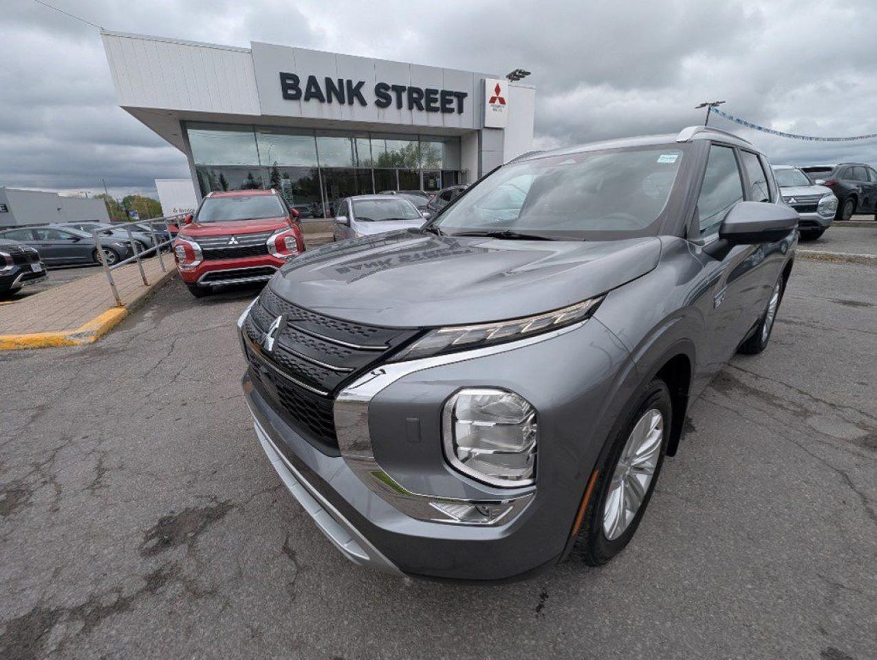 Used 2024 Mitsubishi Outlander Plug-In Hybrid LE S-AWC for sale in Gloucester, ON