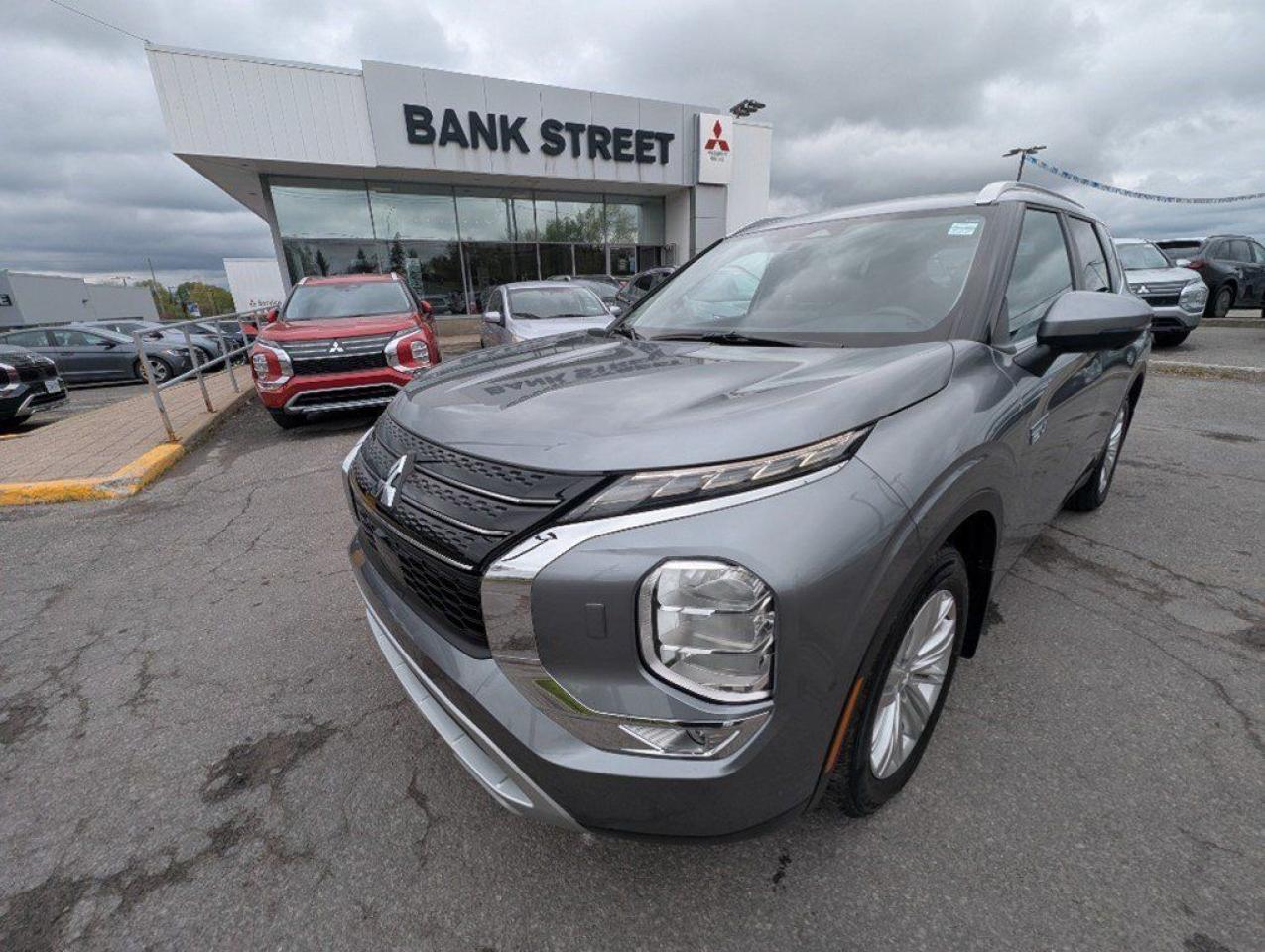 Used 2024 Mitsubishi Outlander Plug-In Hybrid LE S-AWC for sale in Gloucester, ON