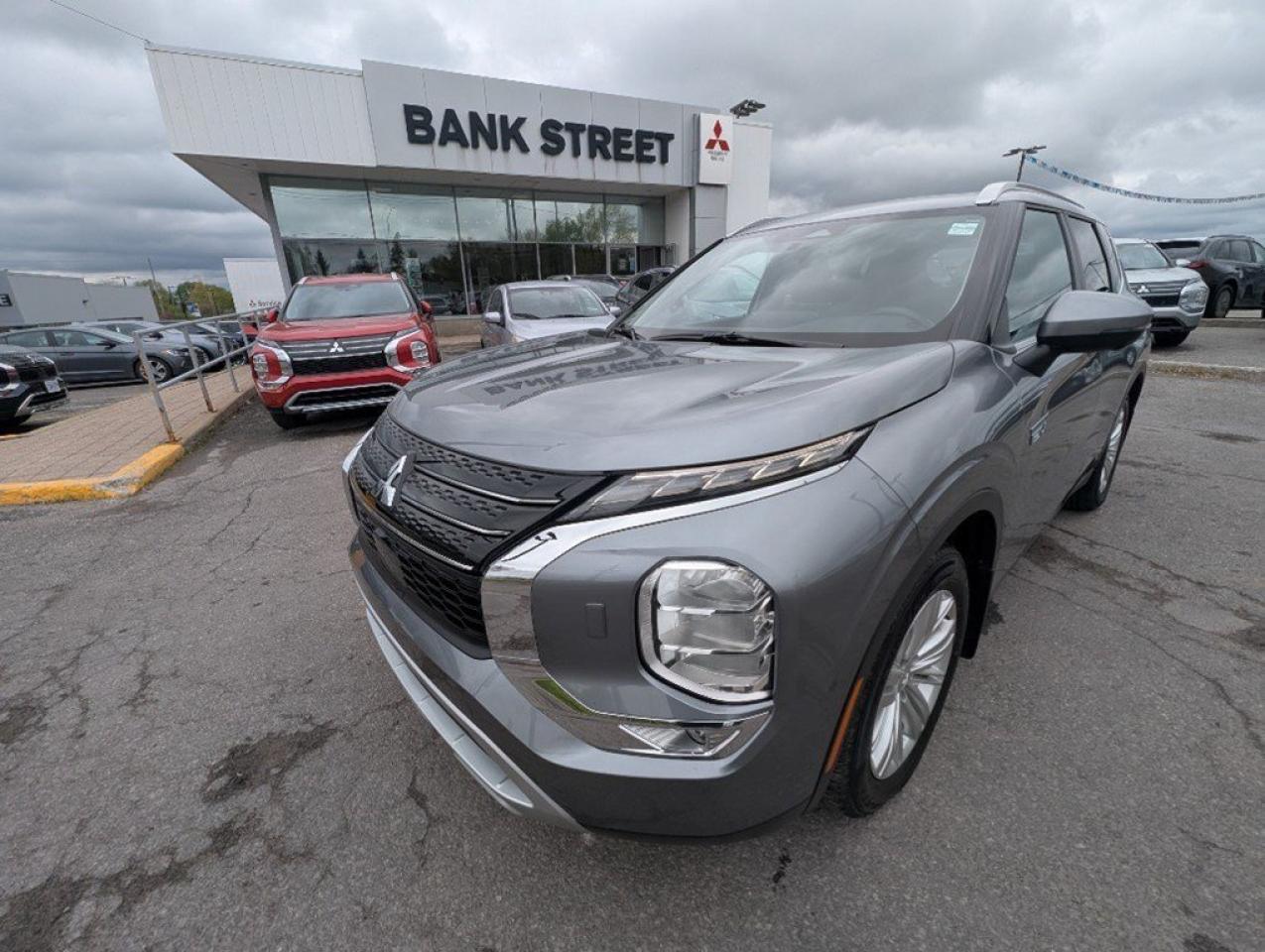 Used 2024 Mitsubishi Outlander Plug-In Hybrid LE S-AWC for sale in Gloucester, ON