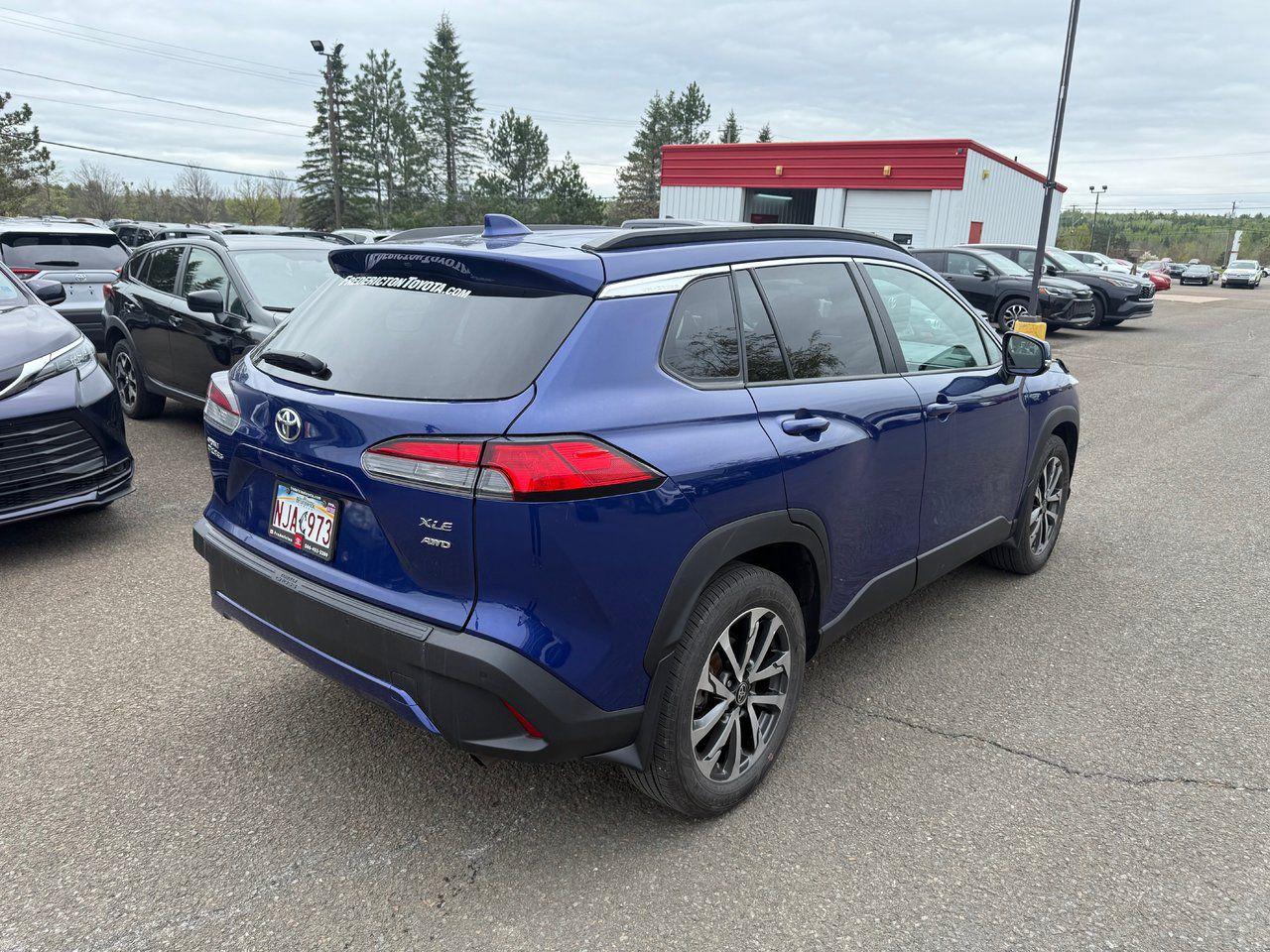 2023 Toyota Corolla Cross XLE Photo4