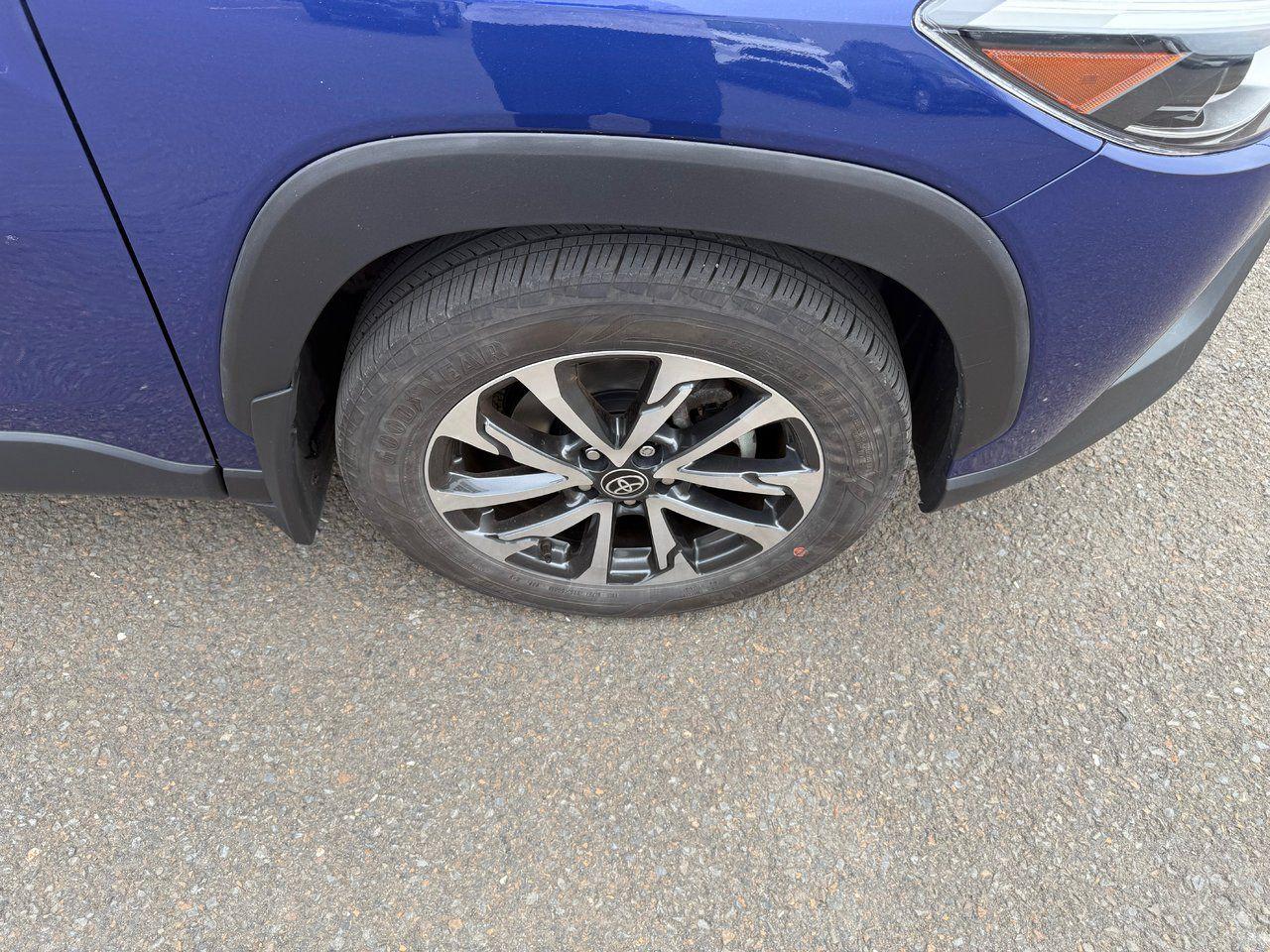 2023 Toyota Corolla Cross XLE Photo3