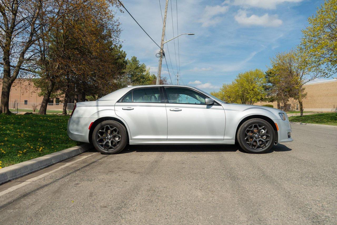 2022 Chrysler 300 300 Touring L AWD Photo3