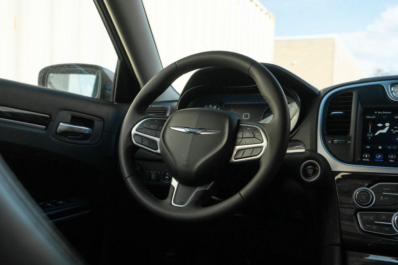 2022 Chrysler 300 Touring L AWD Photo