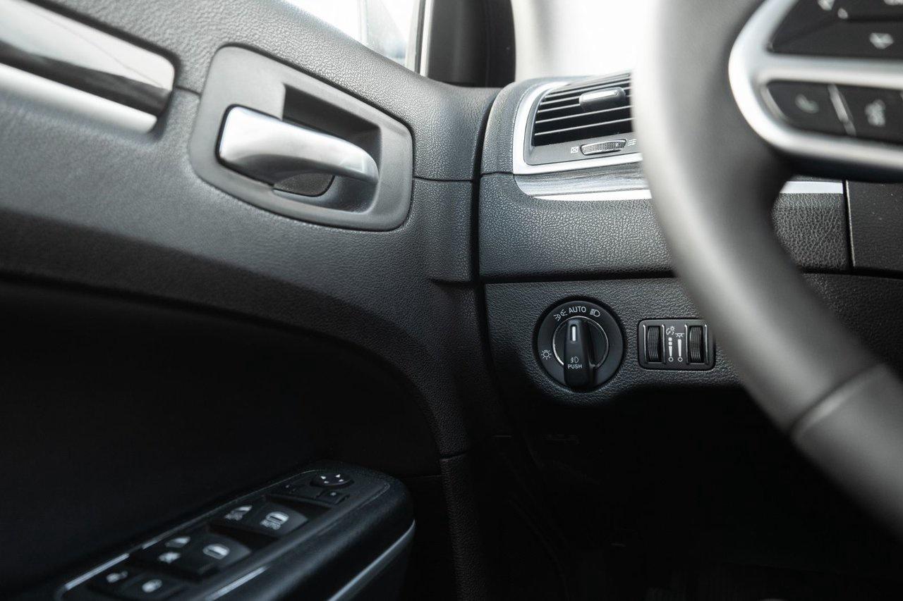 2022 Chrysler 300 Touring L AWD Photo