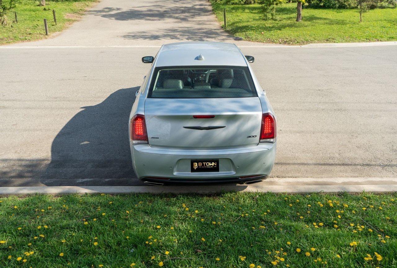 2022 Chrysler 300 300 TOURING L Photo