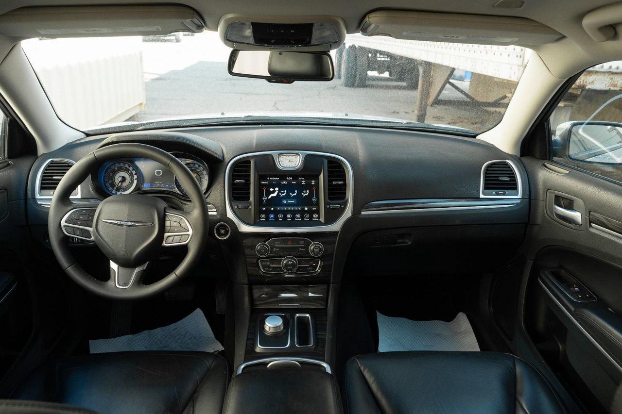 2022 Chrysler 300 300 TOURING L Photo