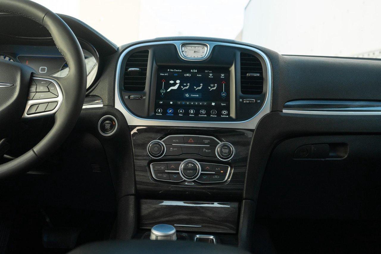 2022 Chrysler 300 300 TOURING L Photo