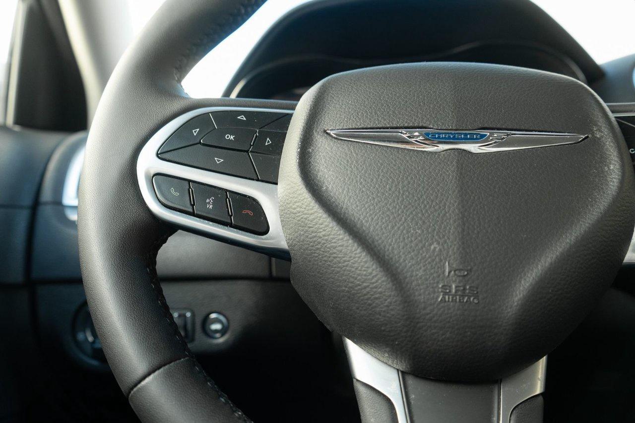 2022 Chrysler 300 300 TOURING L Photo