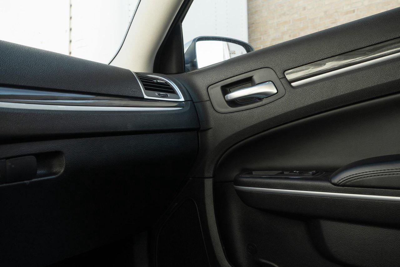 2022 Chrysler 300 300 TOURING L Photo