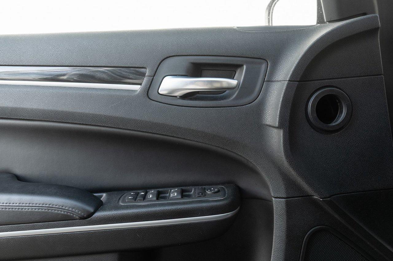 2022 Chrysler 300 300 TOURING L Photo