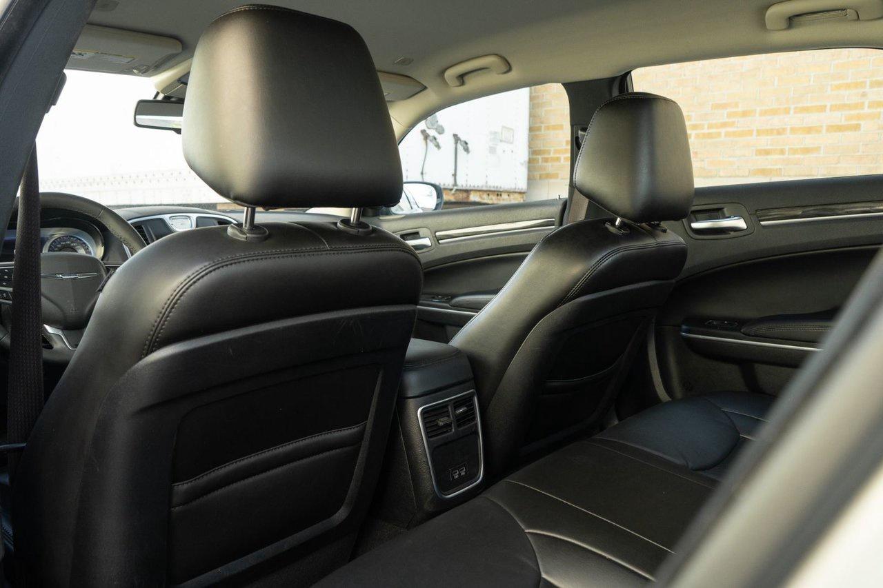 2022 Chrysler 300 300 TOURING L Photo