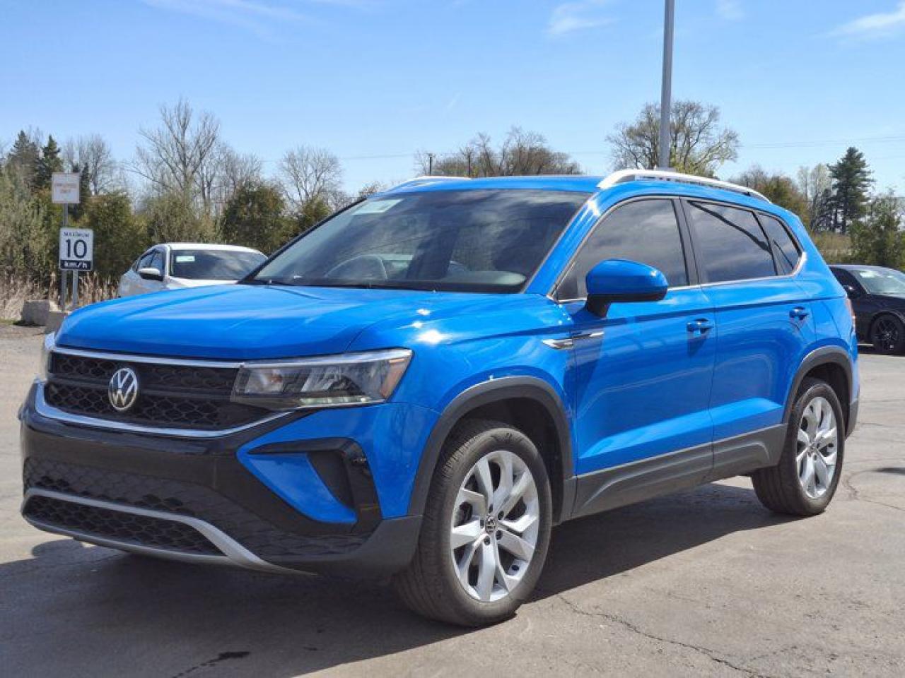 Used 2022 Volkswagen Taos Comfortline4Motion | Pano Roof | Apple CarPlay & Android Auto | Leather Trim | Heated Seats & More ! for sale in Guelph, ON