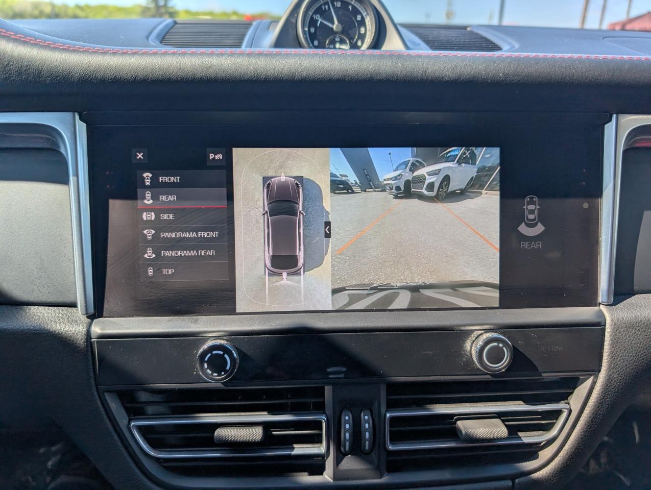 2022 Porsche Macan  Photo