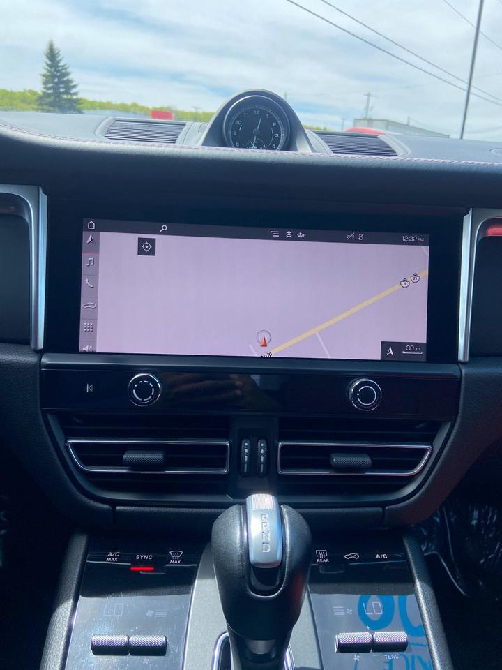 2022 Porsche Macan  Photo