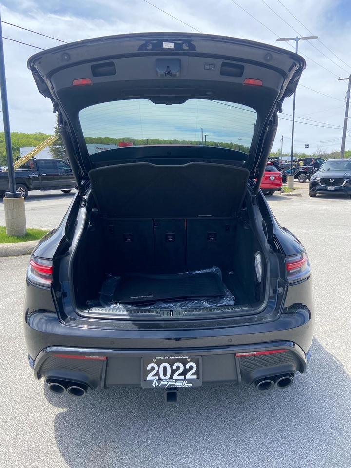 2022 Porsche Macan  Photo