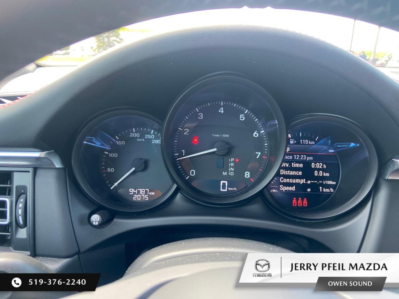 2022 Porsche Macan AWD Photo