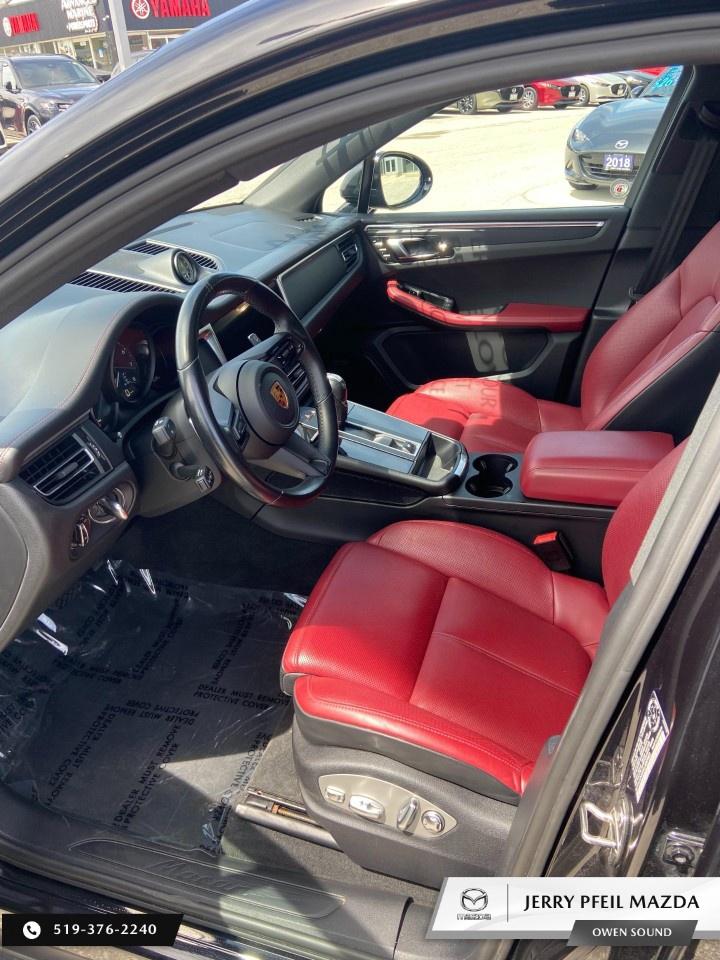 2022 Porsche Macan AWD Photo