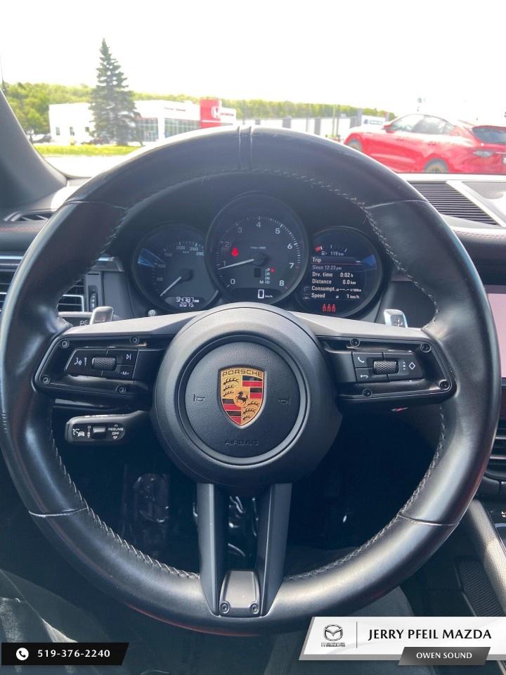 2022 Porsche Macan AWD Photo
