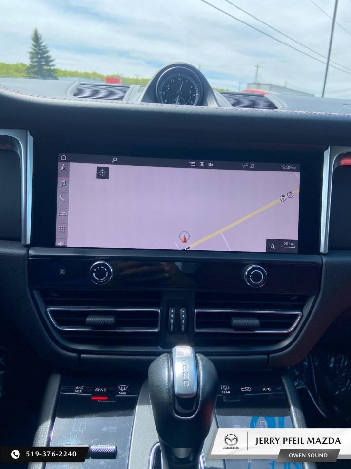 2022 Porsche Macan AWD Photo