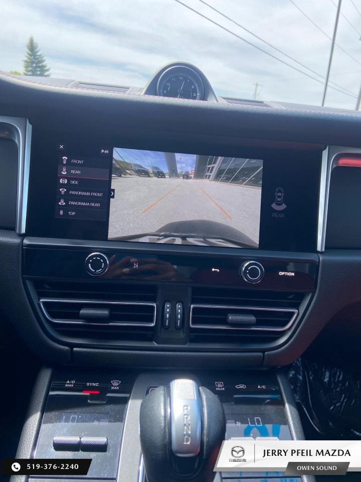 2022 Porsche Macan AWD Photo