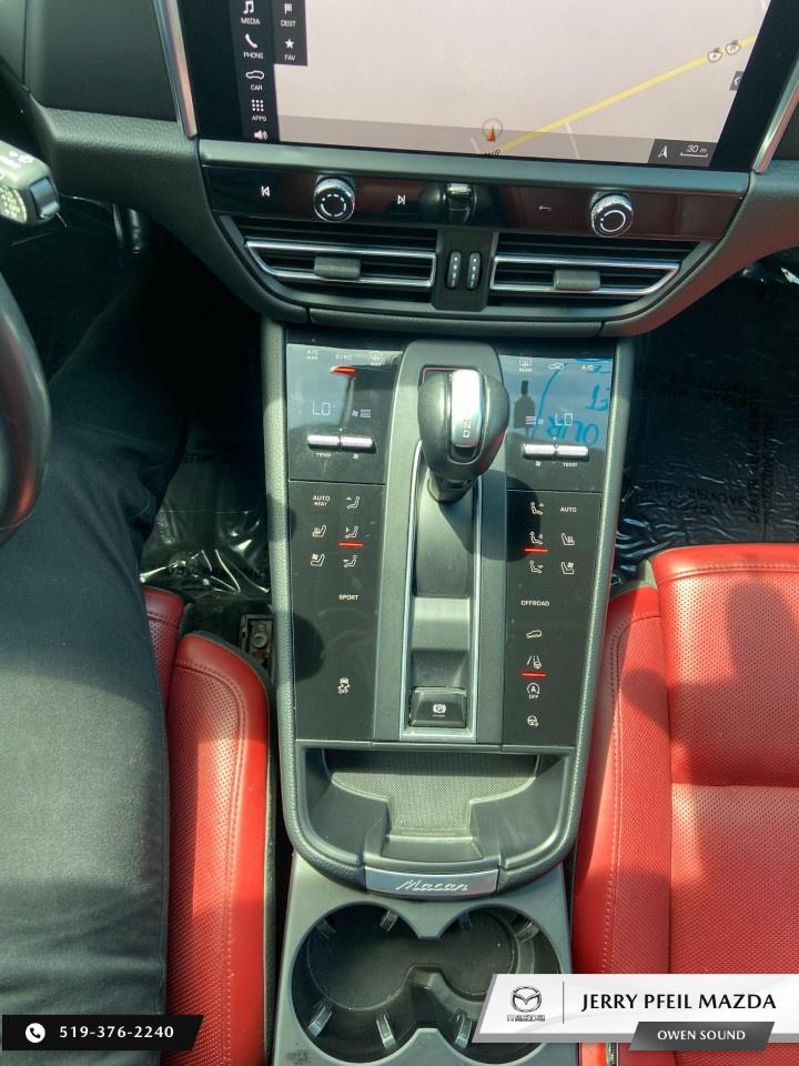 2022 Porsche Macan AWD Photo