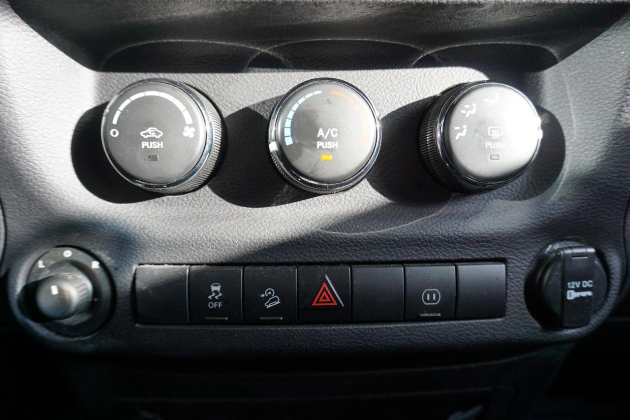 2012 Jeep Wrangler V6 UNLIMITED SAHARA 4WD CERTIFIED *36 SERVICE HISTORY* BLUETOOTH CRUISE ALLOYS FOG LIGHT - Photo #22